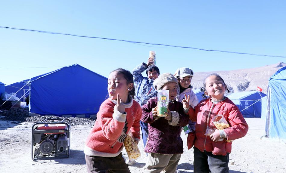 他從上海到西藏定日,希望一點(diǎn)點(diǎn)平息孩子們心中的“余震”