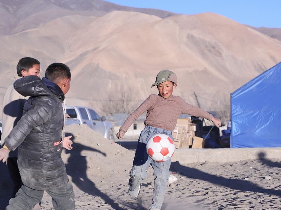 他從上海到西藏定日,希望一點(diǎn)點(diǎn)平息孩子們心中的“余震”