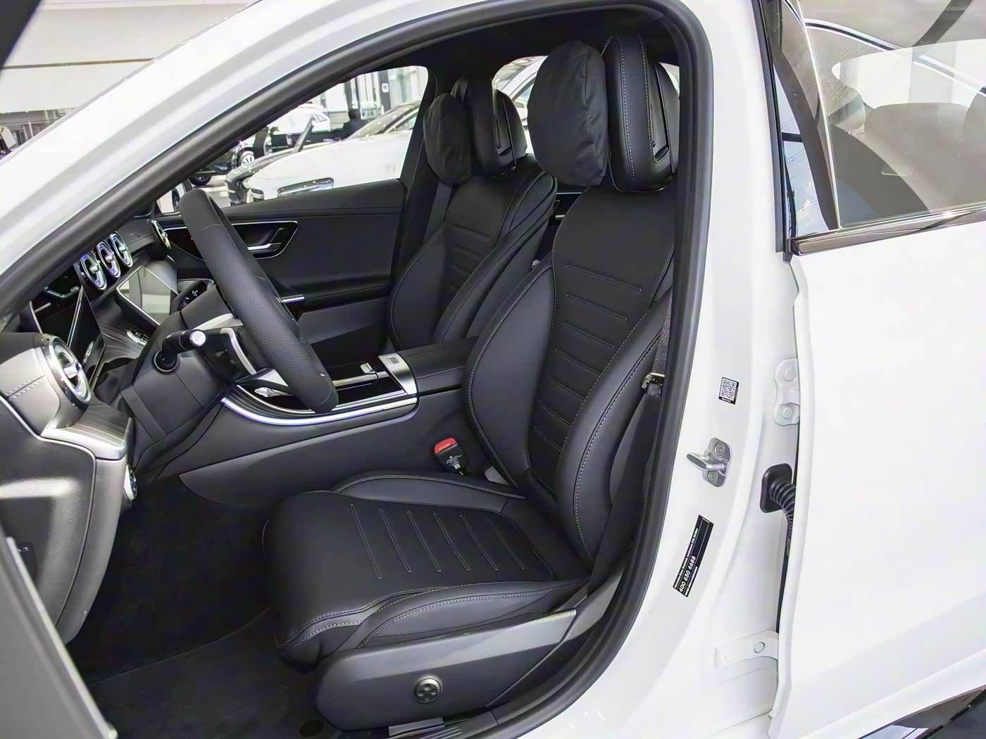 新款奔馳C級(jí)正式上市!網(wǎng)友:這個(gè)價(jià)格多少有點(diǎn)不配